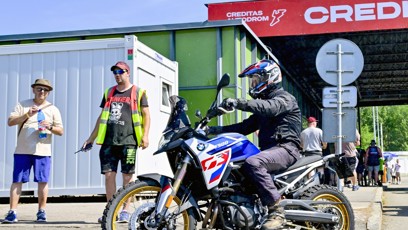 FOTO: Žádná limuzína, hlava státu dorazila stylově na svém motocyklu BMW.