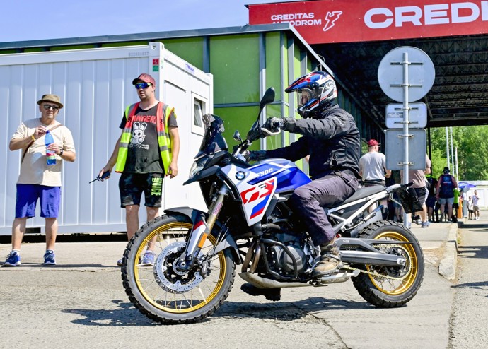 Žádná limuzína, hlava státu dorazila stylově na svém motocyklu BMW.