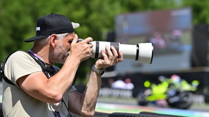 FOTO: Petr Pavel detailně dokumentuje dění na trati během závodního víkendu MotoGP.