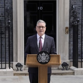 Keir Starmer oznámil svou rezignaci.