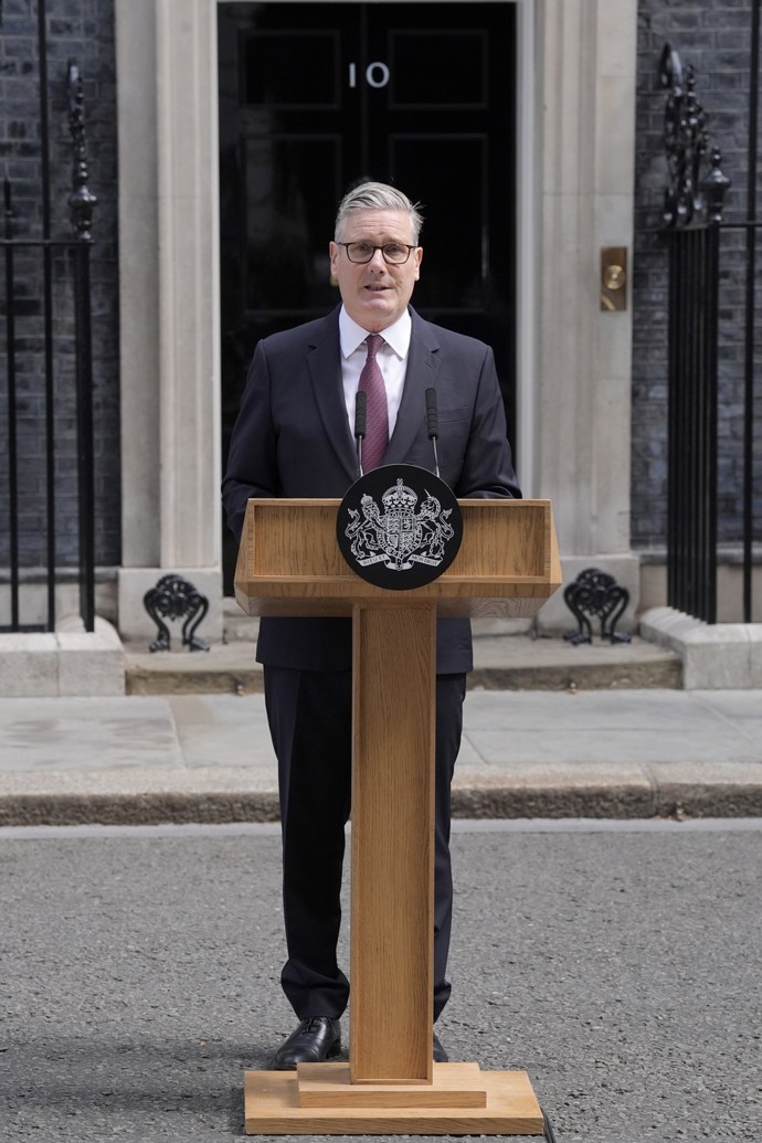Keir Starmer oznámil svou rezignaci.