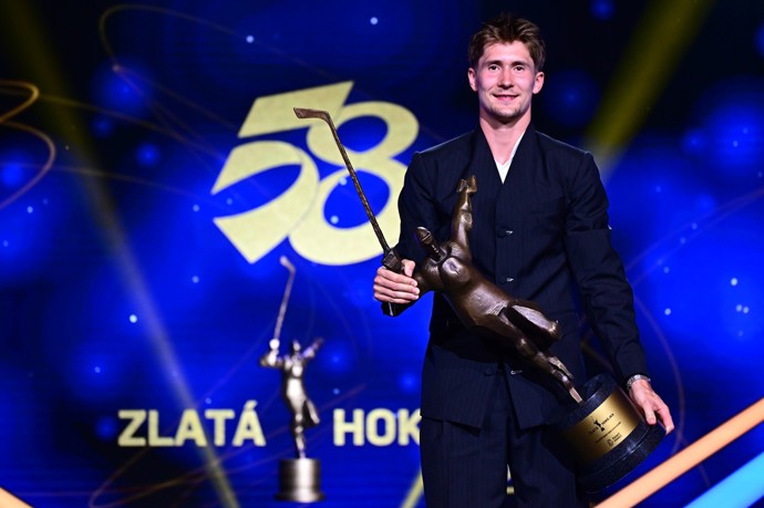 Martin Nečas poprvé převzal Zlatou hokejku.