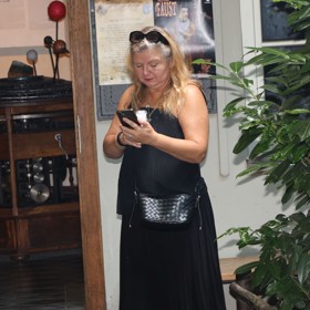 Manželka Romana Zacha Andrea Králová se na akci snažila splynout s davem a raději kontrolovala telefon.