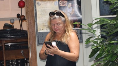 FOTO: Manželka Romana Zacha Andrea Králová se na akci snažila splynout s davem a raději kontrolovala telefon.