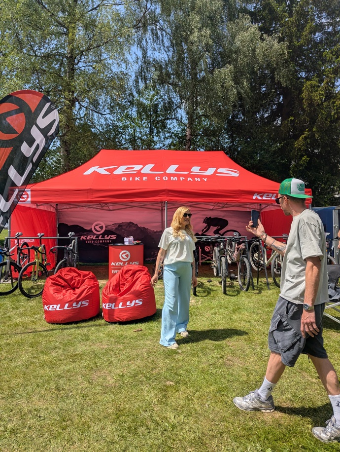 Gabriela Soukalová dorazila na cyklistický svátek v pohodlném outfitu.