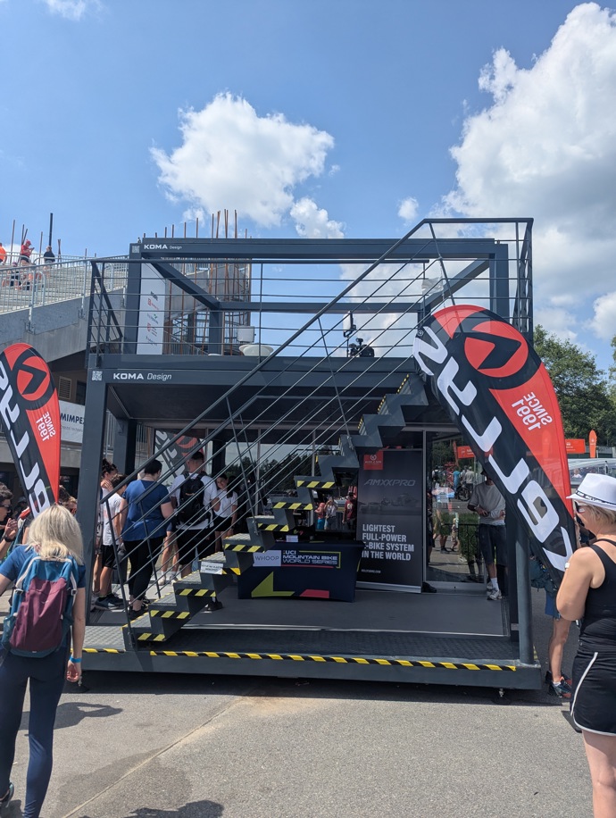 Moderní cyklistická zóna v Novém Městě nabízela fanouškům kompletní zázemí včetně dvoupatrové expozice.
