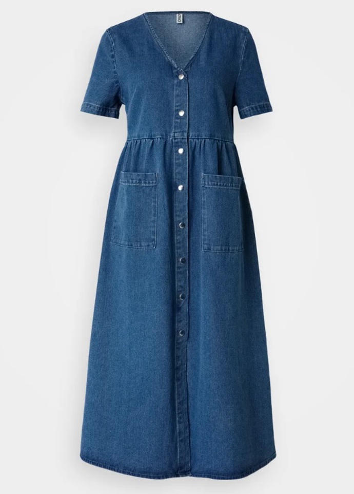 Denim i v létě? Proč ne. Vsaďte na tyto ikonické kousky a osvědčené kombinace