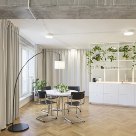 Na první pohled působí tento byt překvapivě jednoduše. Když se ale člověk začne rozhlížet, zjistí, že nic není náhoda. Architekti se rozhodli opustit tradiční dělení na jednotlivé místnosti a vytvořili domov, kde hranice mezi kuchyní, obývacím pokojem, pracovnou nebo ložnicí nejsou pevně dané zdmi, ale spíš způsobem používání prostoru. Na první pohled působí tento byt překvapivě jednoduše. Když se ale člověk začne rozhlížet, zjistí, že nic není náhoda. Architekti se rozhodli opustit tradiční dělení na jednotlivé místnosti a vytvořili domov, kde hranice mezi kuchyní, obývacím pokojem, pracovnou nebo ložnicí nejsou pevně dané zdmi, ale spíš způsobem používání prostoru.