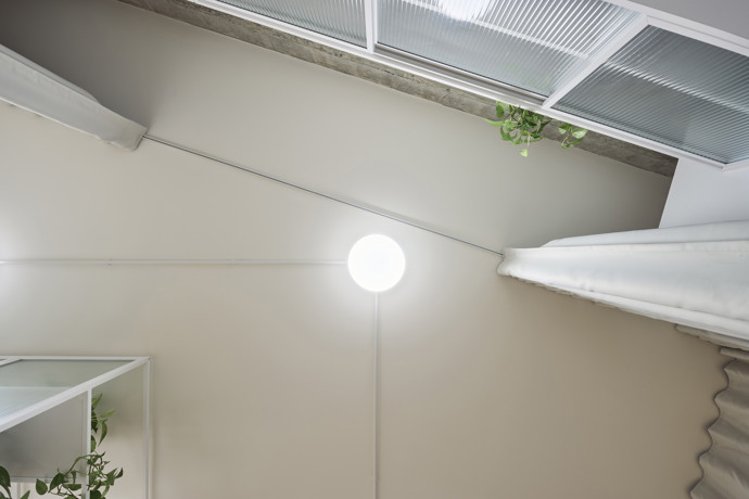 Minimalistický přístup se propsal i do technického řešení. Elektroinstalace je záměrně velmi jednoduchá a celý byt funguje na jediném světelném okruhu. 