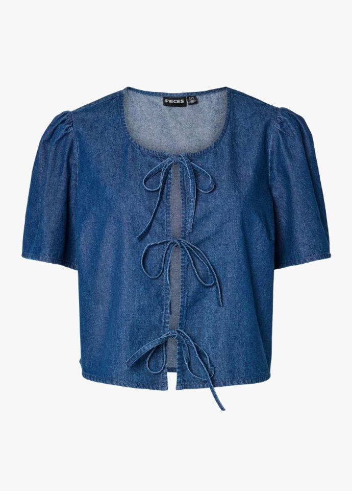 Denim i v létě? Proč ne. Vsaďte na tyto ikonické kousky a osvědčené kombinace