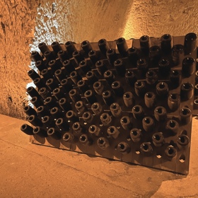 Stojany na rýhování v křídových sklepech Veuve Clicquot v Remeši. Madame Clicquot vynalezla stojan na rýhování, aby se lahve daly naklánět a pravidelně otáčet, čímž se usazeniny dostaly do hrdla a odstranily se, a vzniklo tak čiré šampaňské. Stojany na rýhování v křídových sklepech Veuve Clicquot v Remeši. Madame Clicquot vynalezla stojan na rýhování, aby se lahve daly naklánět a pravidelně otáčet, čímž se usazeniny dostaly do hrdla a odstranily se, a vzniklo tak čiré šampaňské.