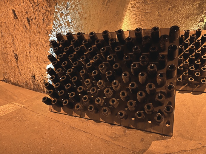 Stojany na rýhování v křídových sklepech Veuve Clicquot v Remeši. Madame Clicquot vynalezla stojan na rýhování, aby se lahve daly naklánět a pravidelně otáčet, čímž se usazeniny dostaly do hrdla a odstranily se, a vzniklo tak čiré šampaňské. Stojany na rýhování v křídových sklepech Veuve Clicquot v Remeši. Madame Clicquot vynalezla stojan na rýhování, aby se lahve daly naklánět a pravidelně otáčet, čímž se usazeniny dostaly do hrdla a odstranily se, a vzniklo tak čiré šampaňské.