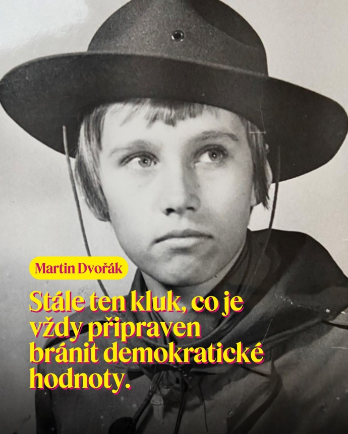 „Stále ten kluk, co je vždy připraven bránit demokratické hodnoty,“ uvádí hnutí STAN na svém Instagramu k fotografii Martina Dvořáka. 