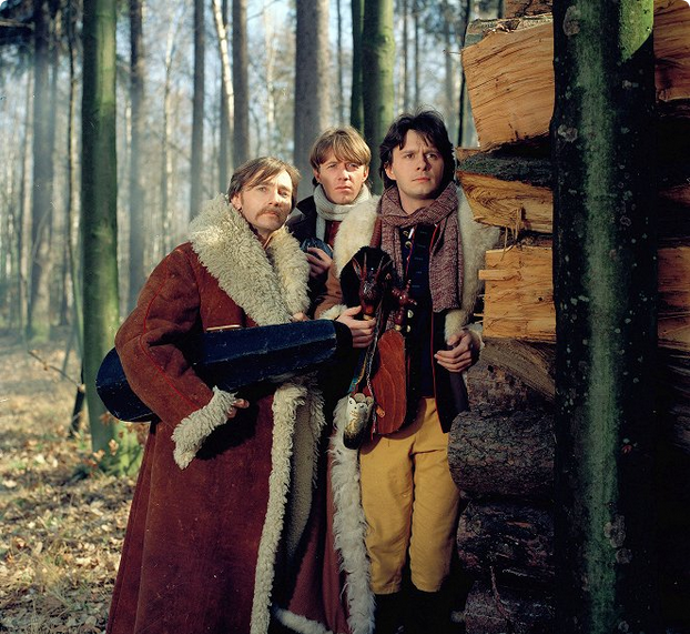 Česká muzika: Tři muzikanti se pokusí vysvobodit dívku zakletou do psí podoby.