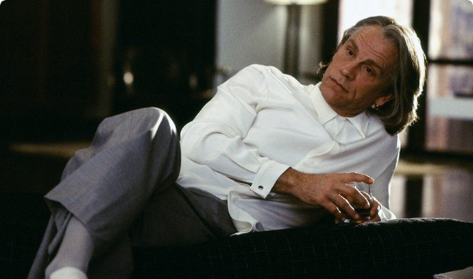 Ve filmu si vedle představitele hlavní role, komika Rowana Atkinsona, zahrál také John Malkovich (na snímku).