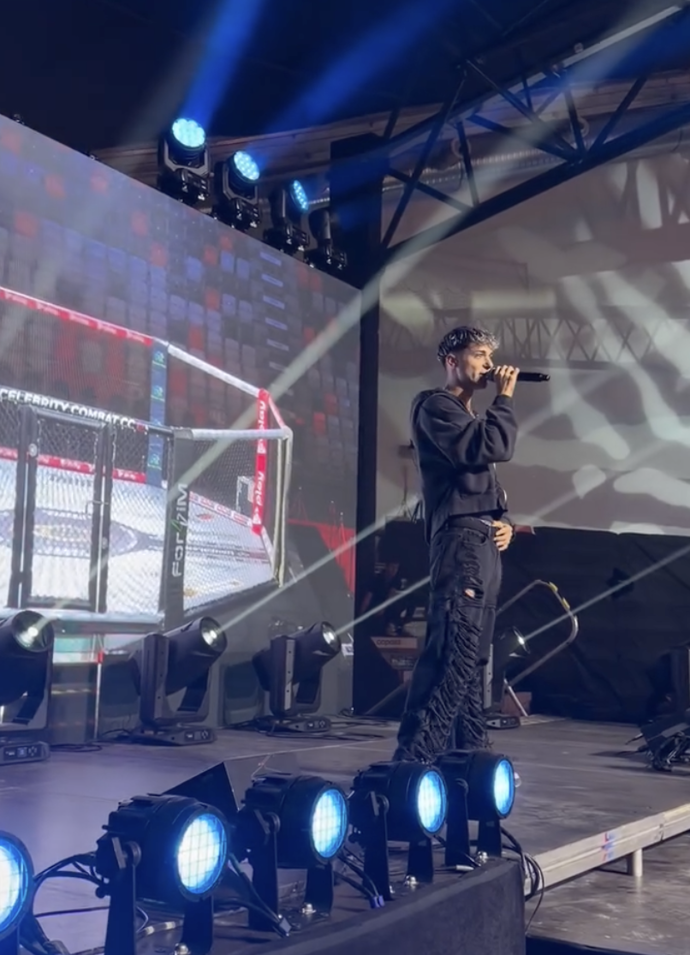 David Key na zvukové zkoušce Celebrity Combat.