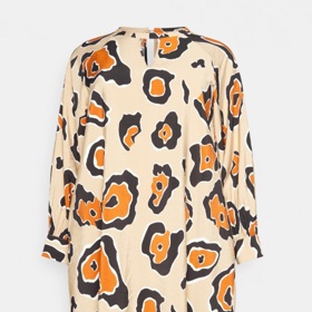 Nejkrásnější plus size kousky na léto, které seženete do 600 Kč. Objevte komfort maxi šatů a lněných košilí Nejkrásnější plus size kousky na léto, které seženete do 600 Kč. Objevte komfort maxi šatů a lněných košilí