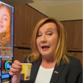 Alena Schillerová s kávou z automatu za 8 Kč.