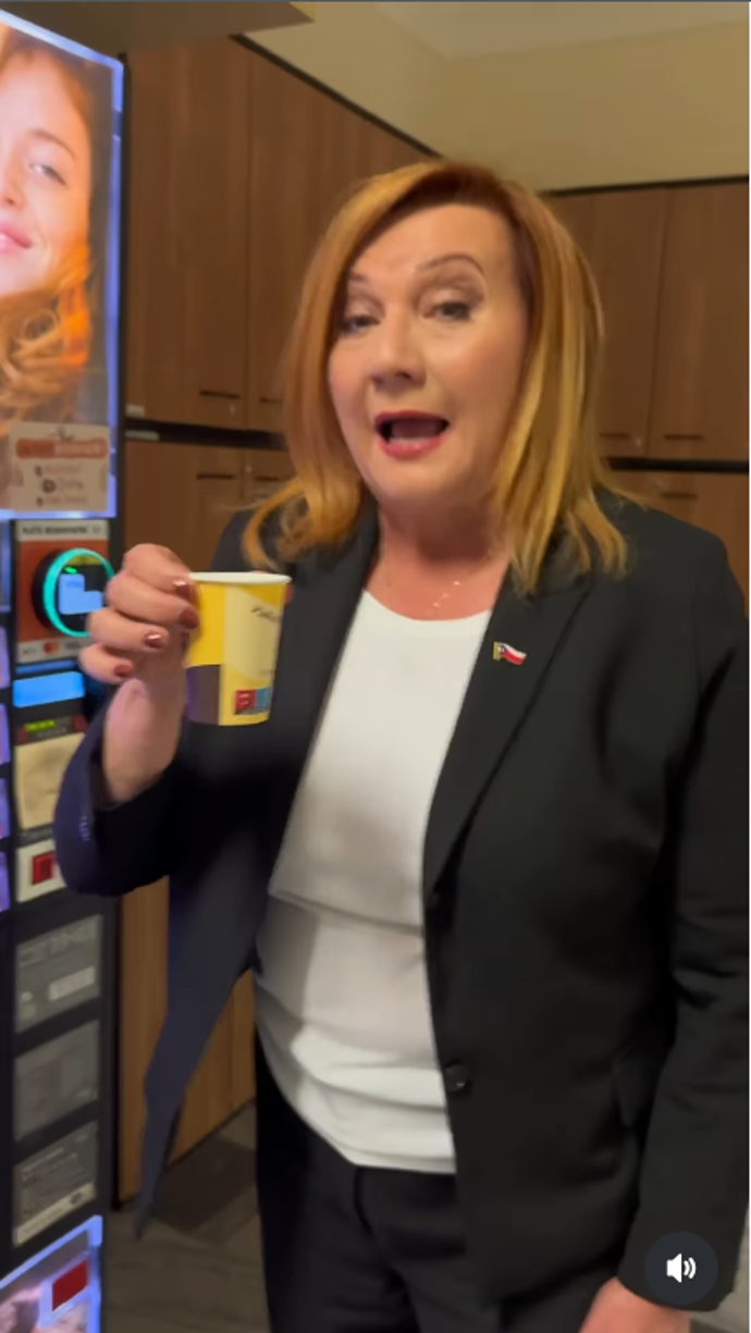  Alena Schillerová s kávou z automatu za 8 Kč.