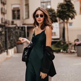 Černé slip dress jsou na léto ideální. Chladivý satén je velmi příjemný i v těch nejteplejších dnech. Černé slip dress jsou na léto ideální. Chladivý satén je velmi příjemný i v těch nejteplejších dnech.