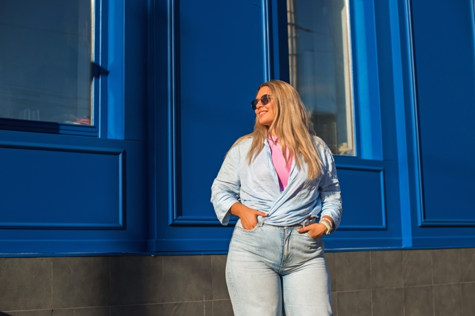 Nejkrásnější plus size kousky na léto, které seženete do 600 Kč. Objevte komfort maxi šatů a lněných košilí