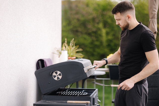 Připečený gril nemusíte drhnout hodinu. Pomůže pára, cibule i obyčejná soda