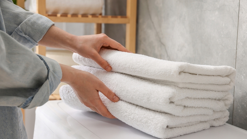 Ručníky bílé jako v hotelu můžete mít i doma. Stačí se vyhnout několika běžným chybám Bílé ručníky jako z hotelu? Stačí se vyhnout několika běžným chybám