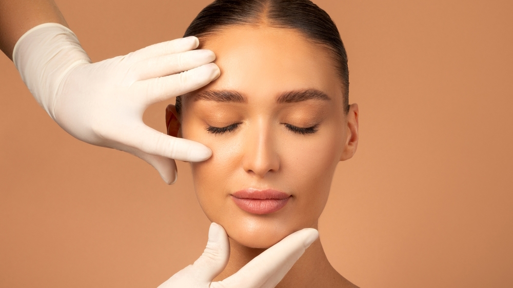 Zvětšení prsou střídá přirozený facelift. Ideál krásy se proměňuje a stejně tak i poptávka po estetických zákrocích