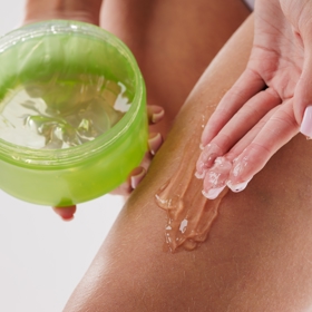Gel s výtažkem aloe vera můžete v letních měsících aplikovat na celé tělo. Gel s výtažkem aloe vera můžete v letních měsících aplikovat na celé tělo.