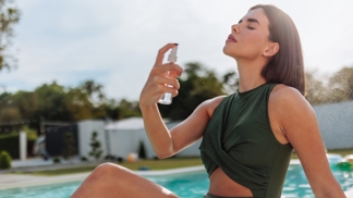 V letních měsících potřebuje naše pleť hloubkovou hydrataci víc než kdykoliv jindy. V letních měsících potřebuje naše pleť hloubkovou hydrataci víc než kdykoliv jindy.