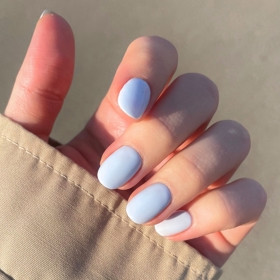 Letní manikúra 2026? Překvapivě vede ledový odstín icy blue a nehty ve stylu mořské panny