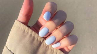 Letní manikúra 2026? Překvapivě vede ledový odstín icy blue a nehty ve stylu mořské panny