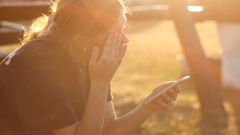 Zastrašování, ponižování, šíření intimních fotek. Obětí online násilí se může stát každý. Odbornice radí, jak se bránit