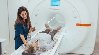 Dovnitř těla se lze podívat i bez záření: Objev magnetické rezonance v roce 1977 přepsal dějiny medicíny