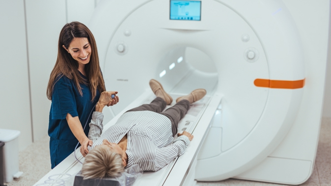 Dovnitř těla se lze podívat i bez záření: Objev magnetické rezonance v roce 1977 přepsal dějiny medicíny