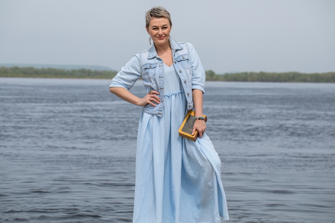 Denim i v létě? Proč ne. Vsaďte na tyto ikonické kousky a osvědčené kombinace