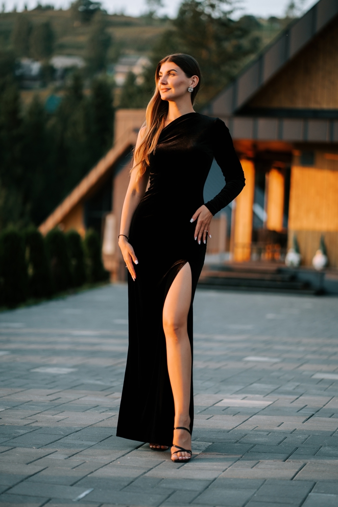 Černé šaty můžete samozřejmě obléknout i do společnosti. Stačí nazout střevíčky nebo sling-back lodičky. 