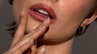 Nanesete, sloupnete a máte přirozeně tónované rty: Seznamte se s lip stain rtěnkami, které ovládají beauty svět