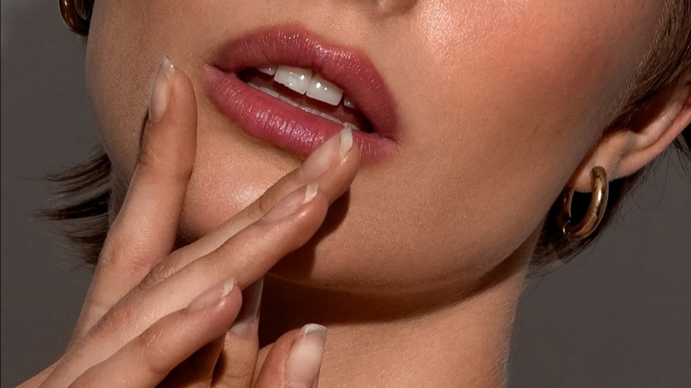 Nanesete, sloupnete a máte přirozeně tónované rty: Seznamte se s lip stain rtěnkami, které ovládají beauty svět