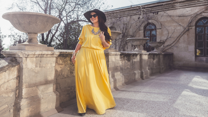 žena v maxi šatech