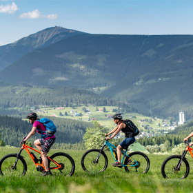 Cyklisté na hřebenech hor využívají trasy s panoramatickým výhledem na Sněžku.