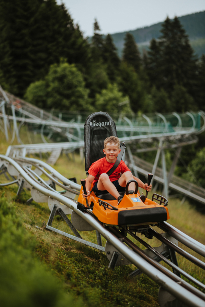 Moderní bobová dráha v Relaxparku láká na pořádnou dávku adrenalinu v rychlých zatáčkách.