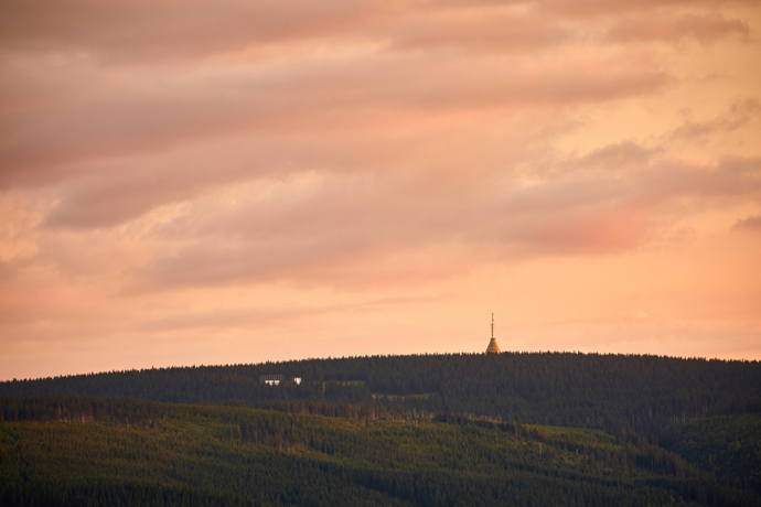 Západ slunce nad krkonošskými hřebeny vytváří fotogenické scenerie s typickými horskými siluetami.