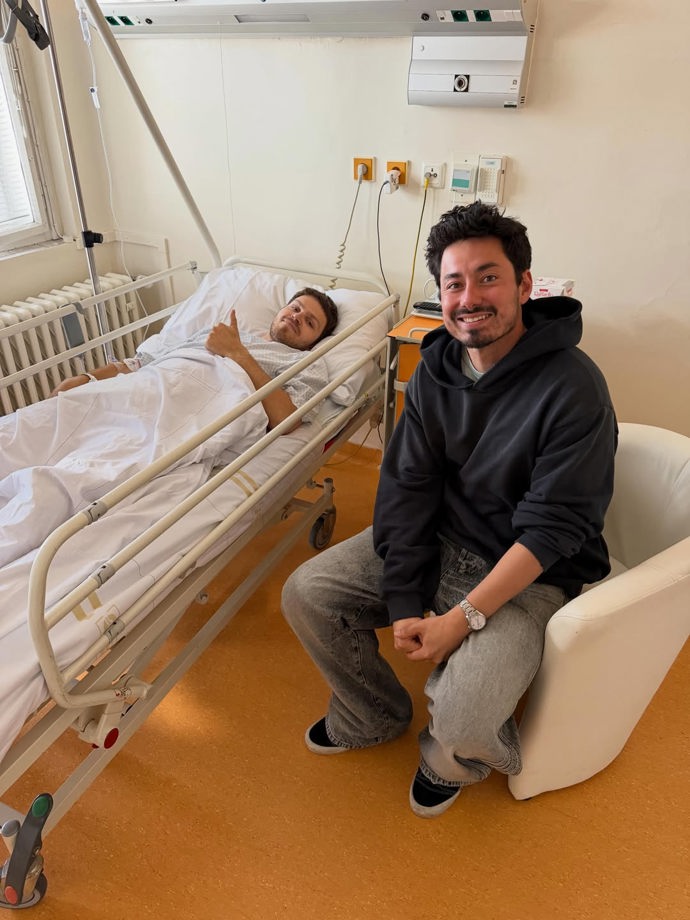 Zpěvák Mirai Navrátil vedle nemocničního lůžka Tomáše Javůrka. 