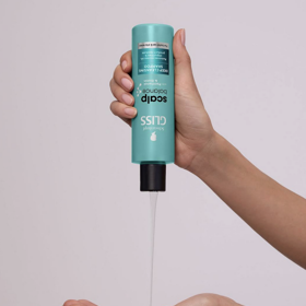 Hloubkově čisticí šampon Schwarzkopf Gliss Scalp Balance s panthenolem a biotinem účinně odstraňuje přebytečný maz, nečistoty i zbytky stylingových produktů a zanechává pokožku hlavy dokonale čistou a svěží. Vytváří ideální základ pro následnou péči, podporuje lepší vstřebávání aktivních látek ze sér a díky veganskému složení bez silikonů je vhodný pro pravidelný detox mastné pokožky hlavy bez zbytečného zatížení. 168 Kč Hloubkově čisticí šampon Schwarzkopf Gliss Scalp Balance s panthenolem a biotinem účinně odstraňuje přebytečný maz, nečistoty i zbytky stylingových produktů a zanechává pokožku hlavy dokonale čistou a svěží. Vytváří ideální základ pro následnou péči, podporuje lepší vstřebávání aktivních látek ze sér a díky veganskému složení bez silikonů je vhodný pro pravidelný detox mastné pokožky hlavy bez zbytečného zatížení. 168 Kč