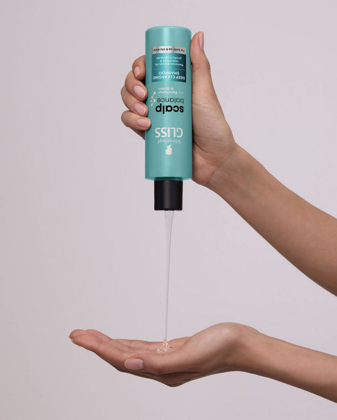 Hloubkově čisticí šampon Schwarzkopf Gliss Scalp Balance s panthenolem a biotinem účinně odstraňuje přebytečný maz, nečistoty i zbytky stylingových produktů a zanechává pokožku hlavy dokonale čistou a svěží. Vytváří ideální základ pro následnou péči, podporuje lepší vstřebávání aktivních látek ze sér a díky veganskému složení bez silikonů je vhodný pro pravidelný detox mastné pokožky hlavy bez zbytečného zatížení. 168 Kč Hloubkově čisticí šampon Schwarzkopf Gliss Scalp Balance s panthenolem a biotinem účinně odstraňuje přebytečný maz, nečistoty i zbytky stylingových produktů a zanechává pokožku hlavy dokonale čistou a svěží. Vytváří ideální základ pro následnou péči, podporuje lepší vstřebávání aktivních látek ze sér a díky veganskému složení bez silikonů je vhodný pro pravidelný detox mastné pokožky hlavy bez zbytečného zatížení. 168 Kč