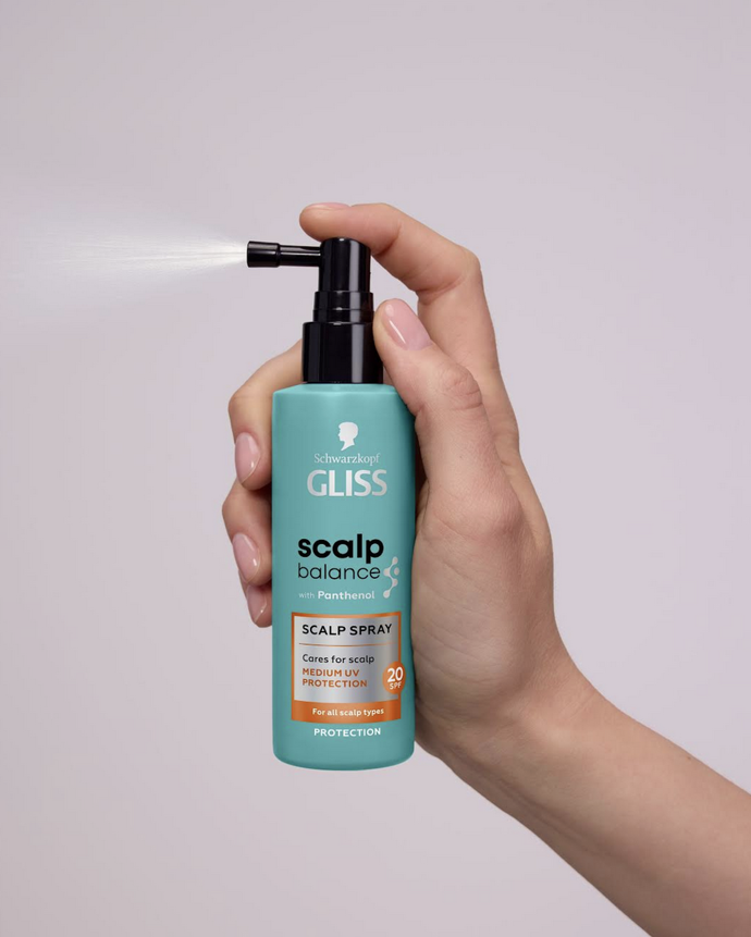 Schwarzkopf GLISS sprej na pokožku hlavy s SPF Scalp Balance chrání vaši pokožku hlavy před slunečním zářením díky SPF 20 a UV filtru. Panthenol v tomto spreji zajišťuje péči a hydrataci pro všechny typy pokožky. Lehké složení nezatěžuje vlasy a umožňuje pohodlné použití během dne. Sprej Schwarzkopf GLISS je vhodný pro každodenní ochranu při pobytu venku. 199 Kč Schwarzkopf GLISS sprej na pokožku hlavy s SPF Scalp Balance chrání vaši pokožku hlavy před slunečním zářením díky SPF 20 a UV filtru. Panthenol v tomto spreji zajišťuje péči a hydrataci pro všechny typy pokožky. Lehké složení nezatěžuje vlasy a umožňuje pohodlné použití během dne. Sprej Schwarzkopf GLISS je vhodný pro každodenní ochranu při pobytu venku. 199 Kč
