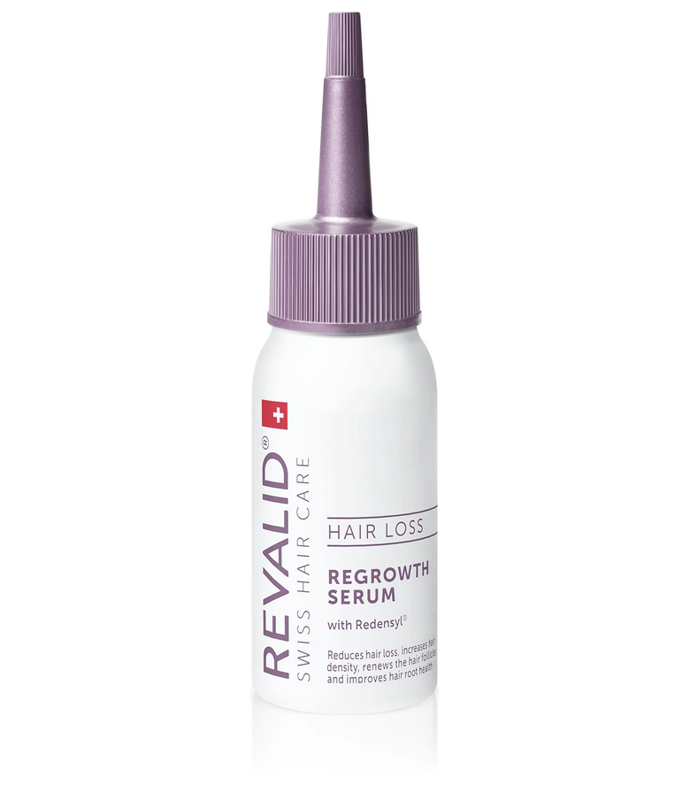 Obnovující sérum pro podporu růstu vlasů Revalid Regrowth Serum obsahuje Redensyl®, který cíleně působí na kmenové buňky vlasového folikulu. Pelyňkový extrakt získaný z bylin rostoucích v horských oblastech Švýcarska, aminokyseliny a panthenol pak regenerují pokožku hlavy a stimulují obnovu kožních buněk. 750 Kč Obnovující sérum pro podporu růstu vlasů Revalid Regrowth Serum obsahuje Redensyl®, který cíleně působí na kmenové buňky vlasového folikulu. Pelyňkový extrakt získaný z bylin rostoucích v horských oblastech Švýcarska, aminokyseliny a panthenol pak regenerují pokožku hlavy a stimulují obnovu kožních buněk. 750 Kč