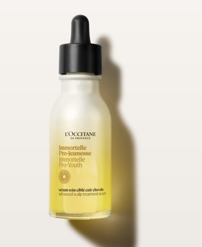 Toto pokročilé sérum spojuje antioxidační sílu esenciálního oleje ze slaměnky, jedinečného oleje z Korsiky, se směsí revitalizačních přírodních peptidů a kyseliny hyaluronové, aby působilo na pokožku hlavy, vlasové folikuly i samotné vlasy, 1250 Kč Toto pokročilé sérum spojuje antioxidační sílu esenciálního oleje ze slaměnky, jedinečného oleje z Korsiky, se směsí revitalizačních přírodních peptidů a kyseliny hyaluronové, aby působilo na pokožku hlavy, vlasové folikuly i samotné vlasy, 1250 Kč