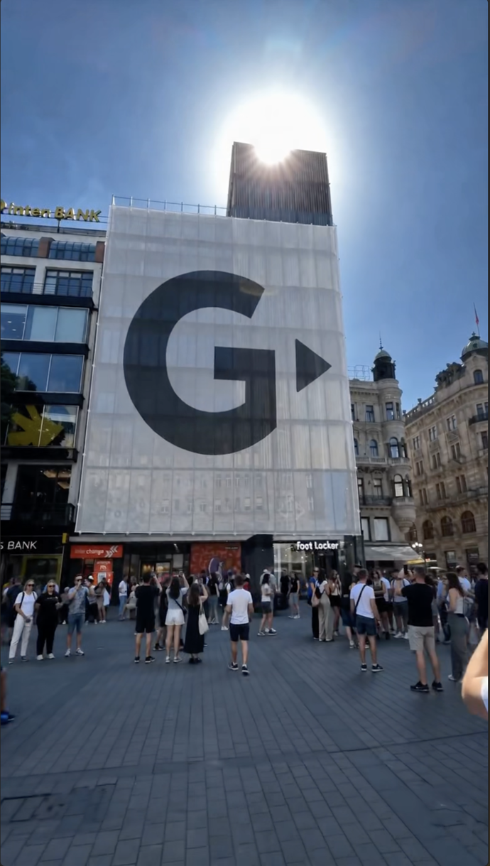 Obří G se line celým českem.